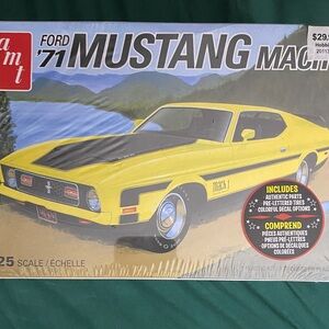 AMT Yellow and Black '71 Mustang Mach 1 Model Kit